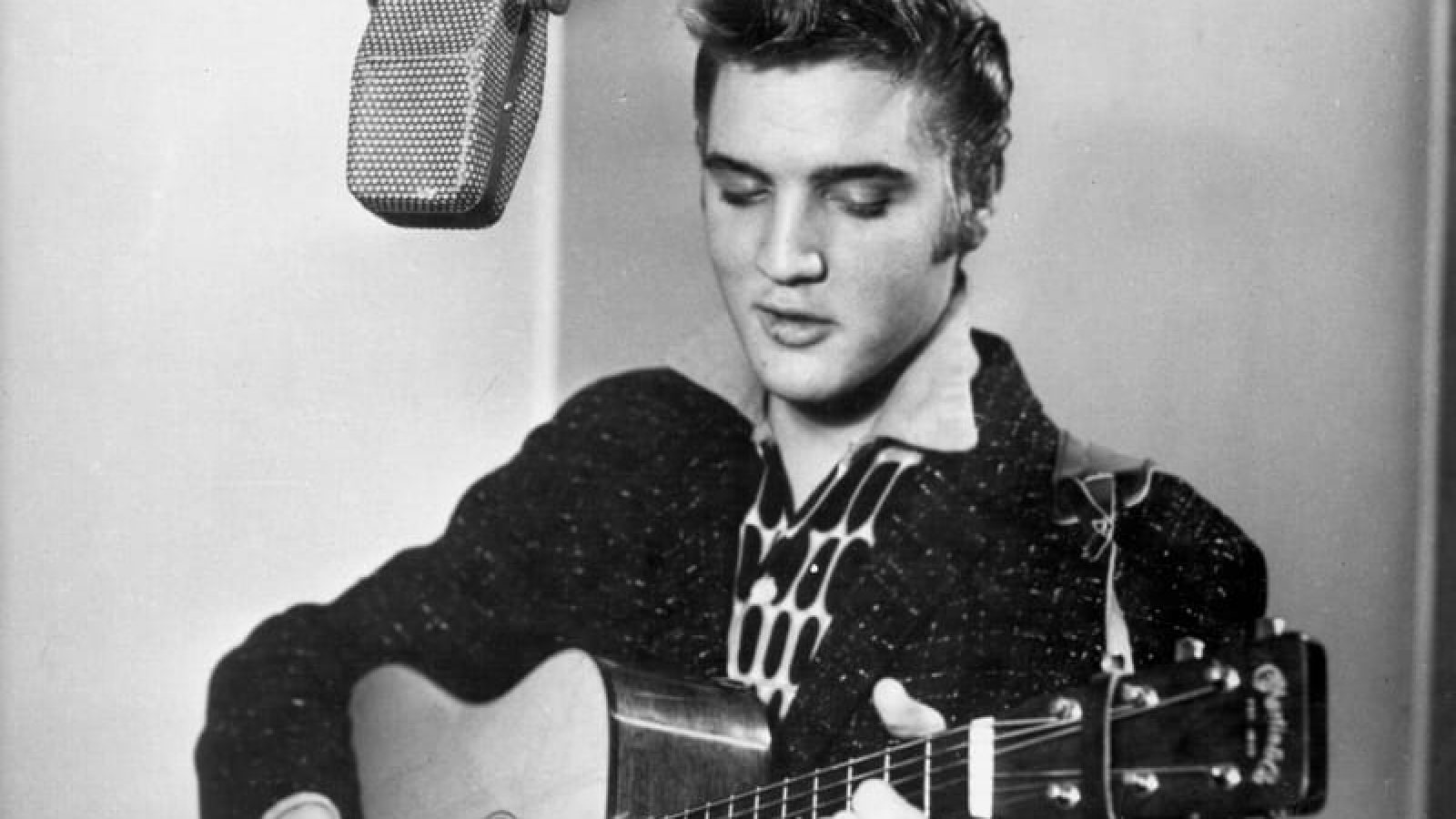 Elvis Presley records at RCA